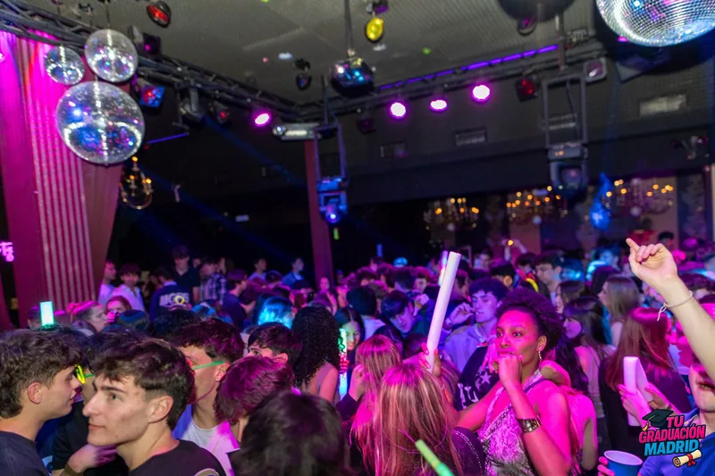 Fiesta de graduación con barra libre y DJ